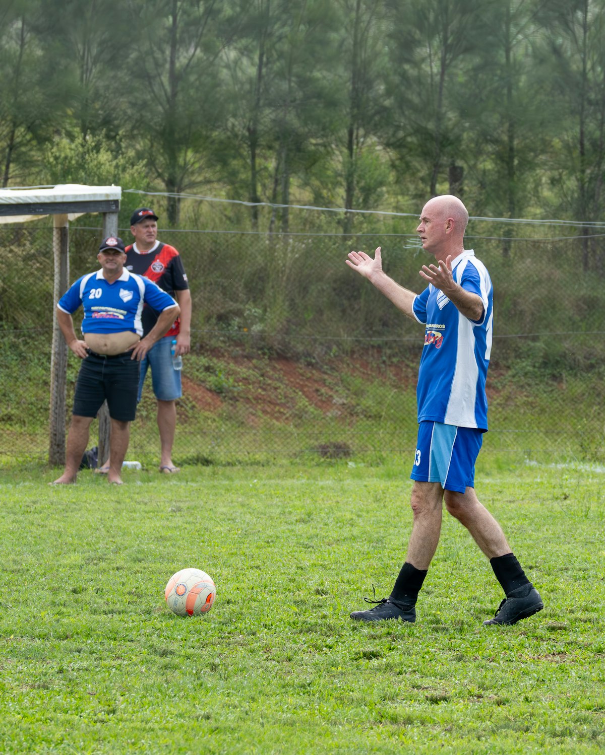 Vinícius Jr, Kylian Mbappé y Phil Foden en acción durante partidos internacionales; dinámica ofensiva de Brasil, Francia e Inglaterra en el Mundial 2026.
