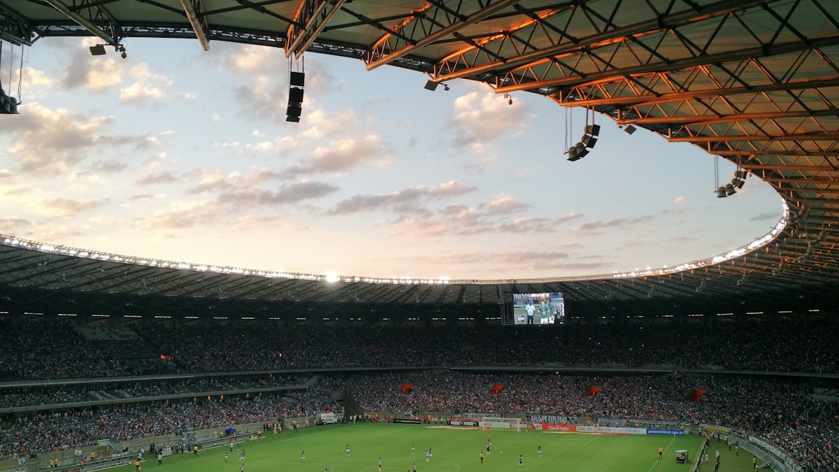 estadio de fútbol mexicano durante un partido de semifinales de liguilla